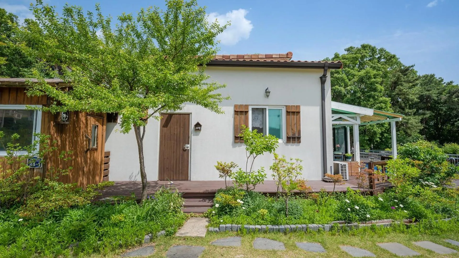 Ganghwado Elinhuvert Pension Incheon 0*,  South Korea